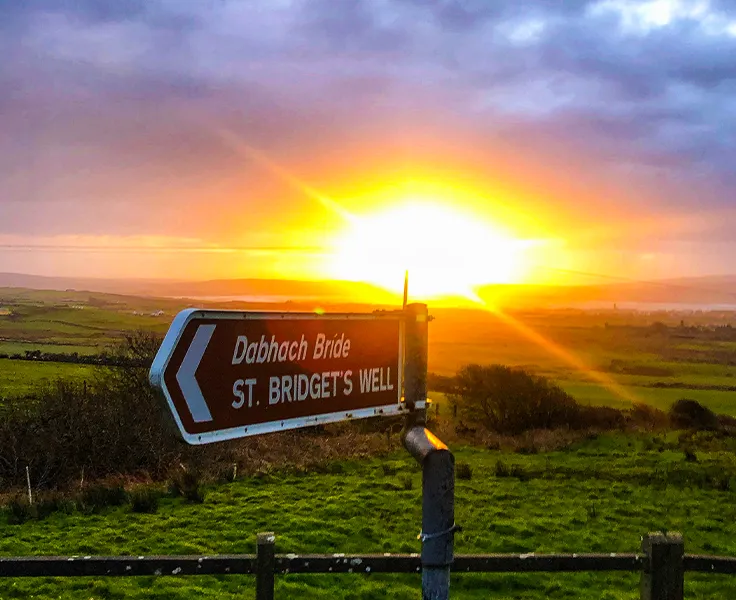 Dun Rising over road sign, dramtically and brightly
